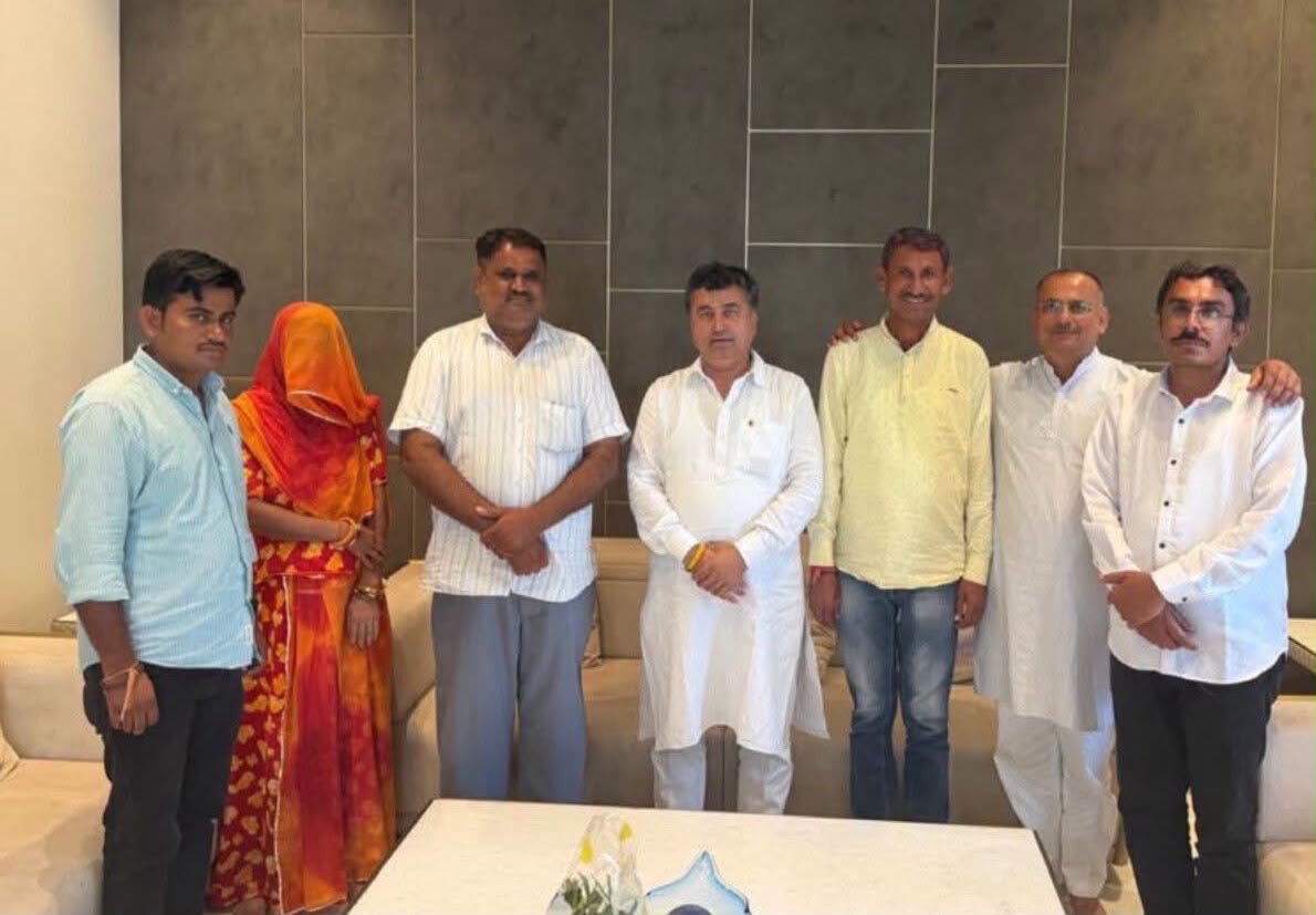 pnnaaraam's tweet photo. #बाड़मेर

पाँच निर्दलीय पार्षदो ने मंत्री केके विश्नोई के आवास पर भारतीय जनता पार्टी का दामन थामा..!!

जिसमे पाँच बार के पार्षद और उपसभापति सुरतान सिंह देवड़ा भी शामिल है।

मंत्री केके विश्नोई का जलवा 🔥

@kkvishnoibjp 
@BJP4Rajasthan 
@SSKharaBJP https://t.co/XYLqcq0Vm2
