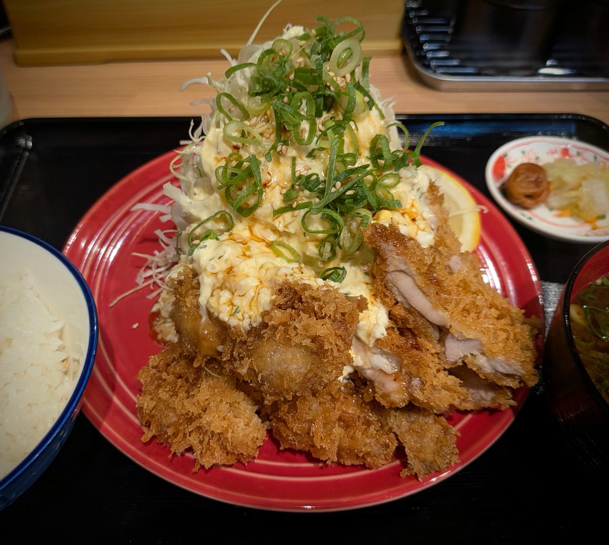 797binbo's tweet photo. #高円寺 #koenji #tokyo
#とりかつたるたる金いろ
ももカツセット
最近できた高円寺北口支店。メニューはいろいろありますが、主力商品ももカツを注文。揚げたて熱々。衣サックリ、肉ふわっと肉汁ジューシー。ご飯味噌汁も美味しく高円寺名物認定してほしい逸品。
#ランチ #昼飯 #lunch #定食 #setmeal https://t.co/flUTJ22oPH