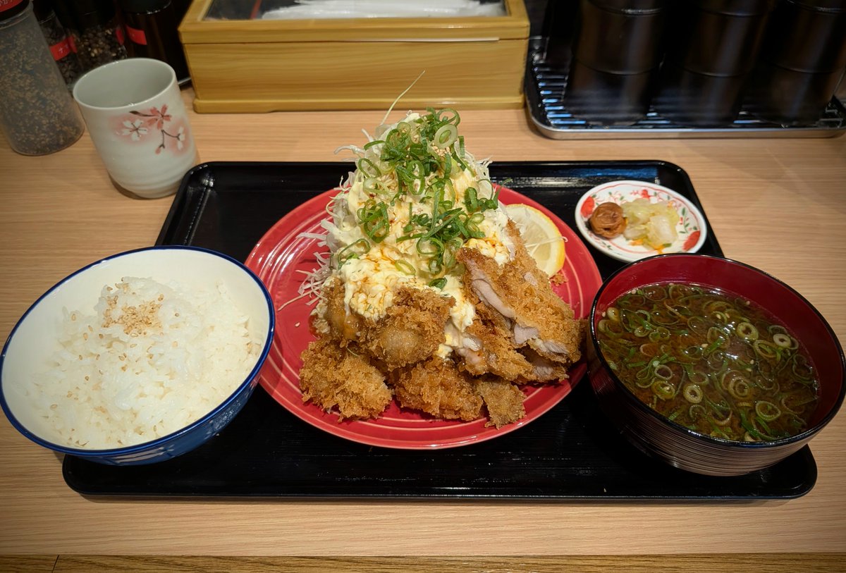 797binbo's tweet photo. #高円寺 #koenji #tokyo
#とりかつたるたる金いろ
ももカツセット
最近できた高円寺北口支店。メニューはいろいろありますが、主力商品ももカツを注文。揚げたて熱々。衣サックリ、肉ふわっと肉汁ジューシー。ご飯味噌汁も美味しく高円寺名物認定してほしい逸品。
#ランチ #昼飯 #lunch #定食 #setmeal https://t.co/flUTJ22oPH