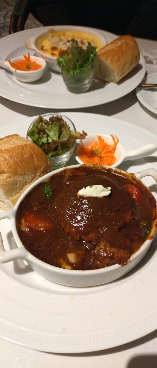 ClubJimba's tweet photo. 部活のジャージで場違いランチ https://t.co/pdUns5yMoz