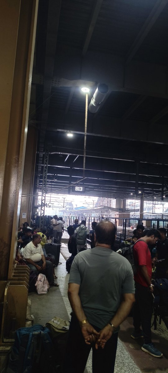 elem23576393's tweet photo. @RailMinIndia @EastCoastRail @IRCTCofficial @AshwiniVaishnaw @EastCoastRail #22833 train late from originate station. https://t.co/z5kA3xALAP
