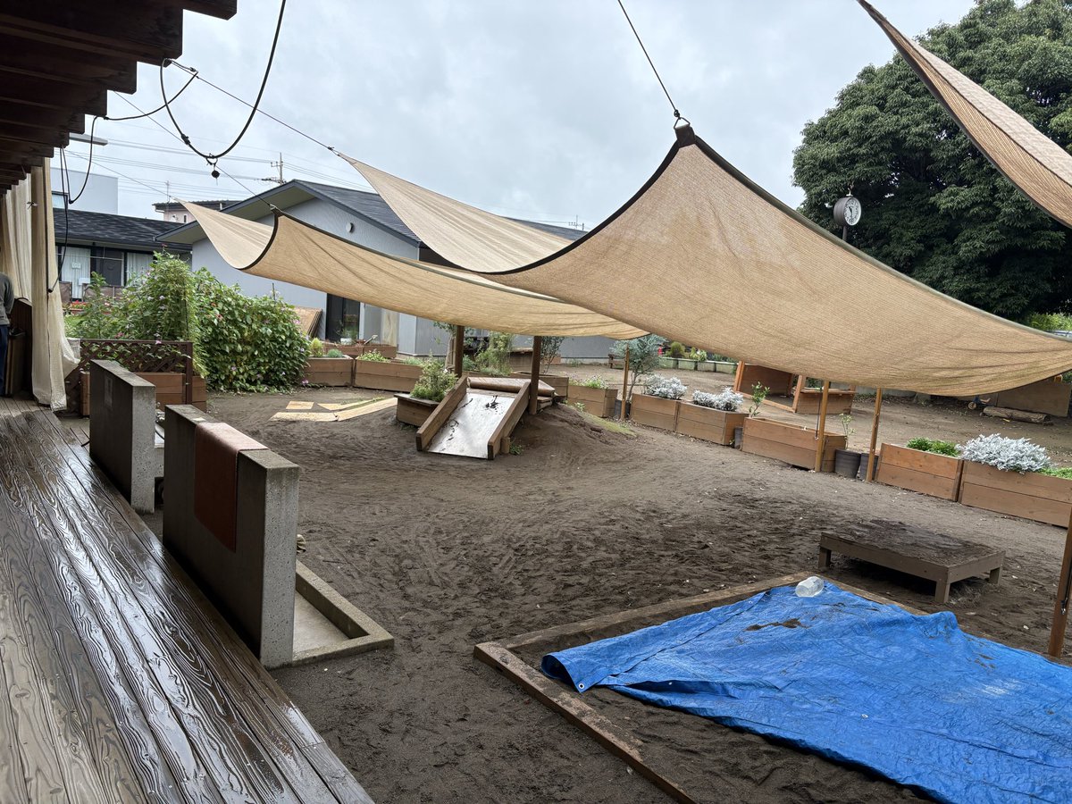 keiichiro_matsu's tweet photo. 今日は、地元の保育団体の施設長研修で、学校法人thankaさんの「幼稚園のだほくぶ」「こども園のだ」「児童発達支援事業所オルタ のだ」などを視察させていただきました。

広大な敷地の中にスタイリッシュな建物がまとまりよく配置され、既存の樹木を活かした園庭や、平坦だった場所に新たにつくられた遊びの環境など、子どもたちの遊びがしっかりと保障されていました。

飲み仲間（笑）でもある加藤裕希理事長@yuki_thanka は、私より少し年下。やわらかな雰囲気の持ち主で、そのお人柄がそのまま表れているような、温かみのある物的・人的環境が印象的でした。

今年度は新たに社会福祉法人も設立され、来年4月にはつくば市に、保育園・児童発達支援・こども誰でも通園制度・産後ケア事業を一体とした施設を開設されるとのこと。

現在、保育士を絶賛募集中だそうです！
ご興味のある方は、ぜひ法人本部までお問い合わせください^_^