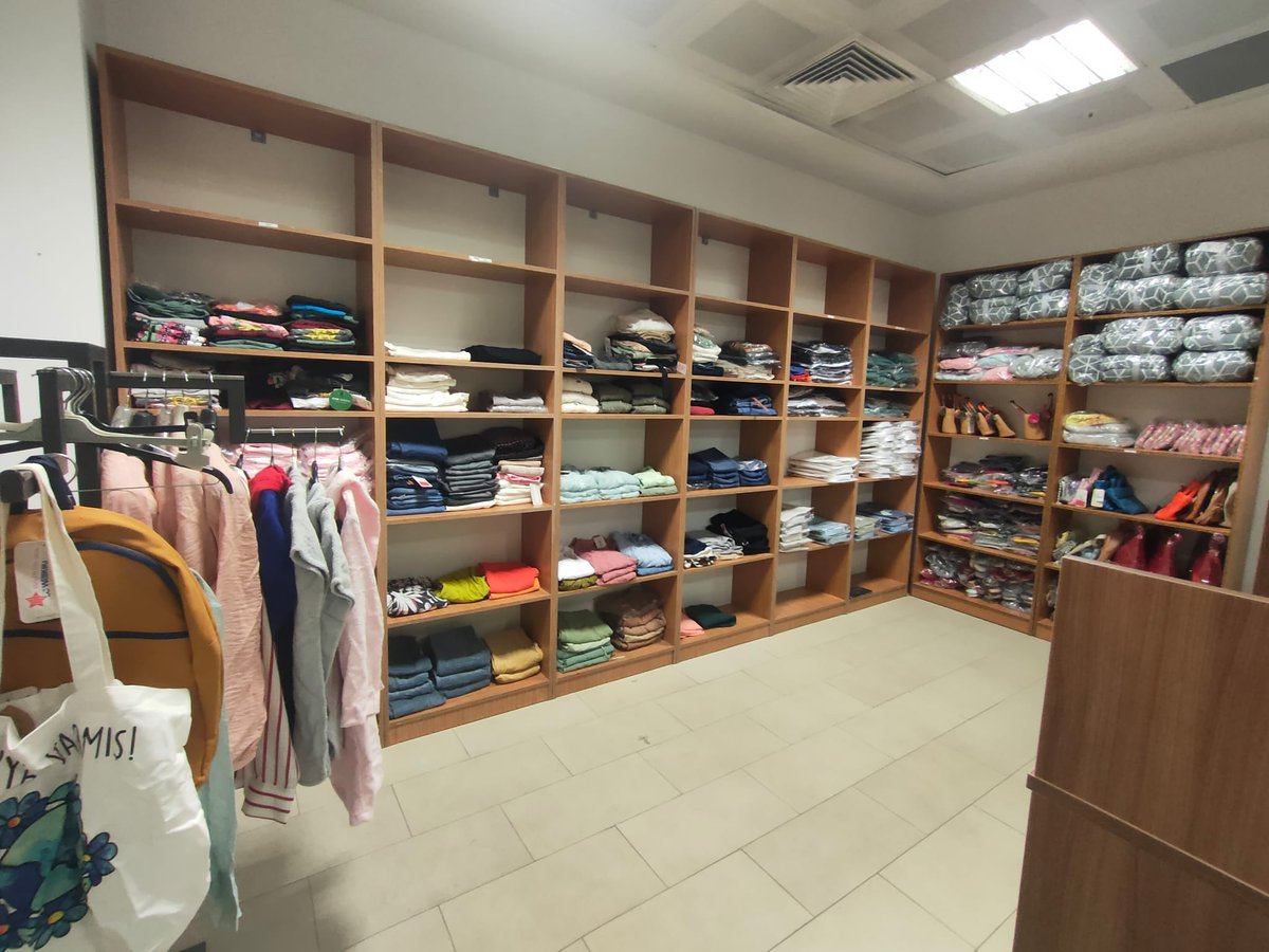 KirikkaleDSM's tweet photo. 🤝 Sosyal Marketimiz Yenilendi

Kırıkkale Denetimli Serbestlik Müdürlüğü bünyesindeki Sosyal Marketimiz, Kızılay Kırıkkale Şubesinin kıyafet desteğiyle yenilenerek yeniden hizmete sunuldu.

İhtiyaç sahibi yükümlülerimize ve ailelerine yönelik giyim desteğimiz devam ediyor. https://t.co/RdH66LmszP