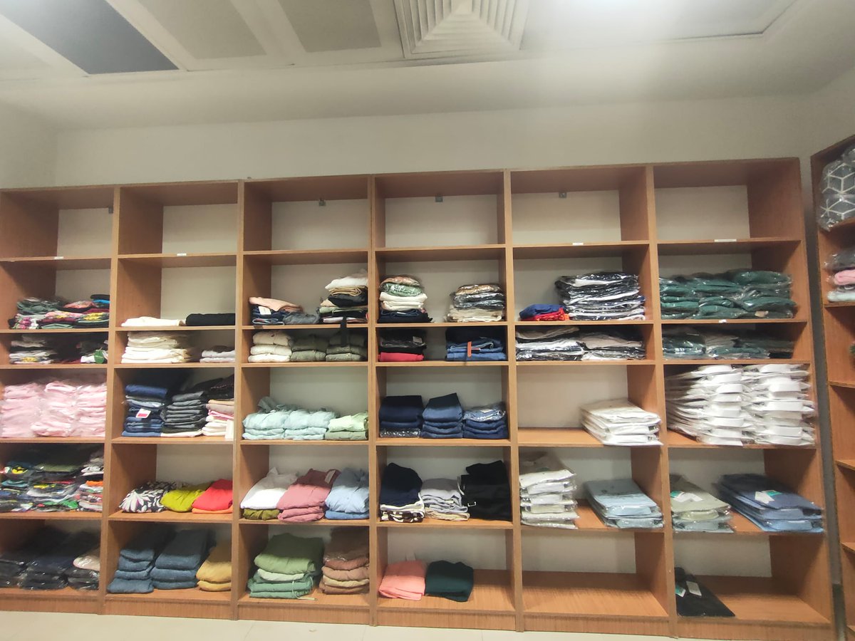 KirikkaleDSM's tweet photo. 🤝 Sosyal Marketimiz Yenilendi

Kırıkkale Denetimli Serbestlik Müdürlüğü bünyesindeki Sosyal Marketimiz, Kızılay Kırıkkale Şubesinin kıyafet desteğiyle yenilenerek yeniden hizmete sunuldu.

İhtiyaç sahibi yükümlülerimize ve ailelerine yönelik giyim desteğimiz devam ediyor. https://t.co/RdH66LmszP