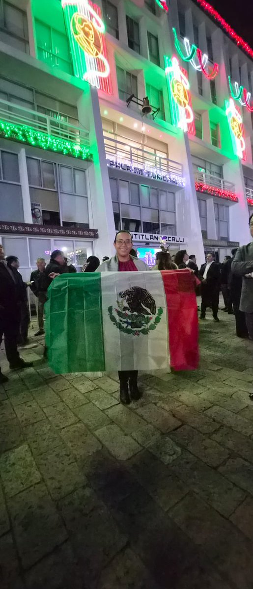 gabyvilledam's tweet photo. Desde Cuautitlán Izcalli, compartí la ceremonia del Grito de Independencia. 🇲🇽

Recordar nuestra historia también es renovar el compromiso de seguir construyendo un México con más justicia, igualdad, libertad y esperanza.

¡Viva México!

#VivaMéxico #CuautitlánIzcalli #GabyVilleda