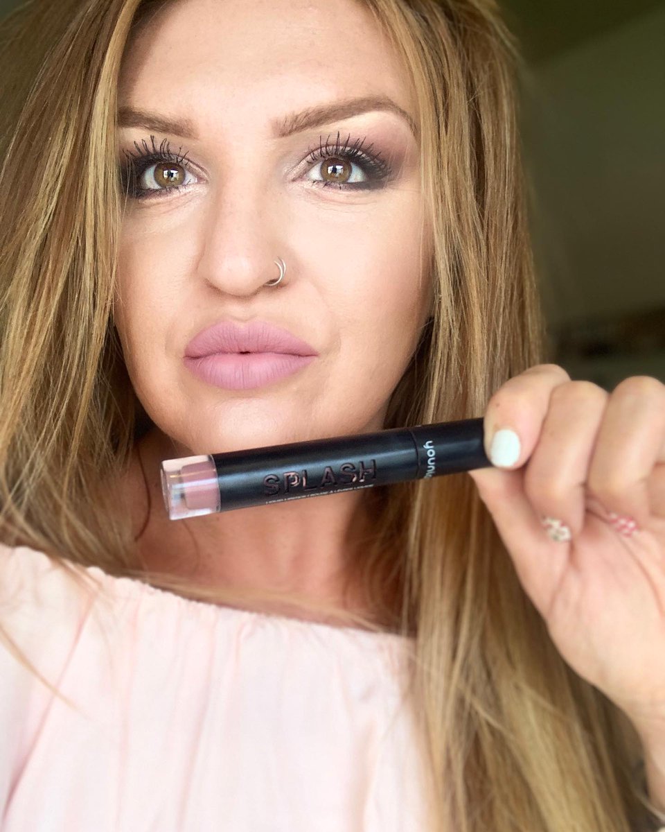 RigobertoFlrt's tweet photo. You see this lippy? ! 👄
- - if you LOVE this shade like I do or know someone who would rock it drop me some loves or tag them in the comments👇🏻 https://t.co/XGxECHlI8e