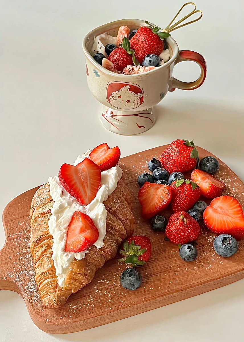 ferru535195's tweet photo. Just grabbed a warm, buttery croissant from the corner bakery—flaky layers u0026 melted butter in every bite, perfect little midday pick-me-up.， https://t.co/F9di3OOSJ2