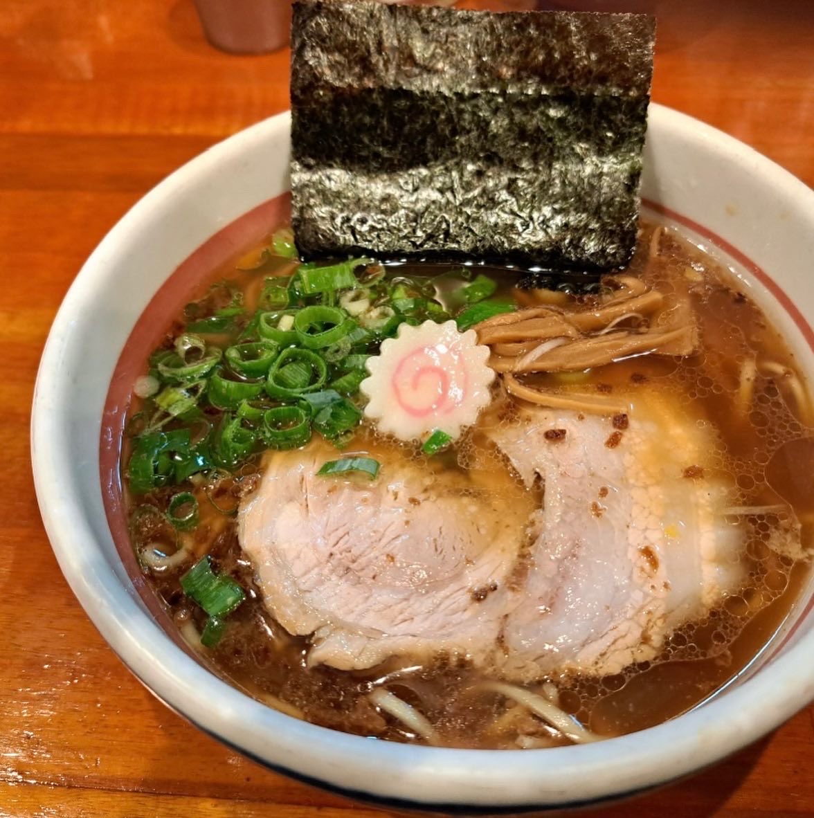 kyotoshiogensui's tweet photo. いつもご覧いただきありがとうございます。
京都塩元帥です。
天然塩ラーメンが一番人気ですが秋になり涼しくなると味噌ラーメンのご注文も増えてきます^_^
今日はどのラーメンにされますか？？^_^ https://t.co/yphaFal3E1