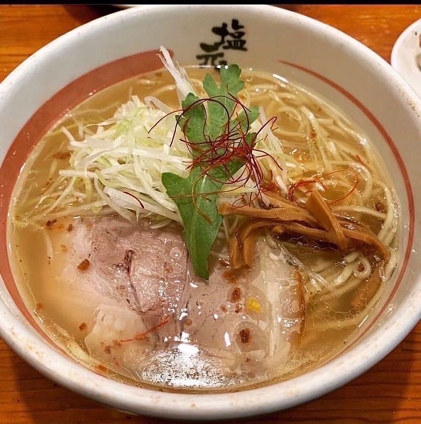 kyotoshiogensui's tweet photo. いつもご覧いただきありがとうございます。
京都塩元帥です。
天然塩ラーメンが一番人気ですが秋になり涼しくなると味噌ラーメンのご注文も増えてきます^_^
今日はどのラーメンにされますか？？^_^ https://t.co/yphaFal3E1