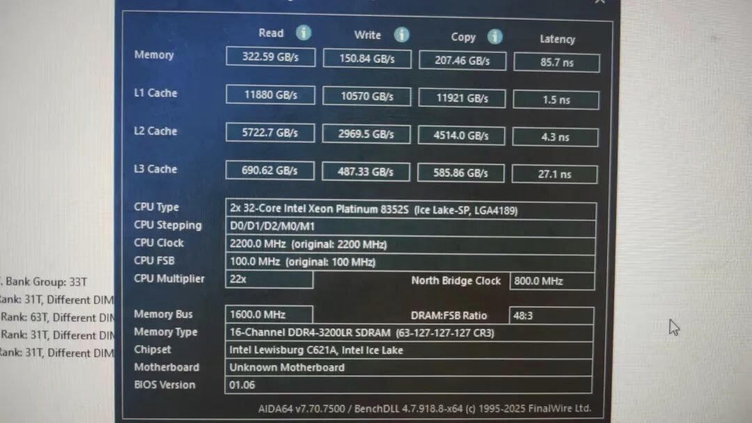 realNyarime's tweet photo. Windows的内存缓存机制真是一言难尽，玩了下傲腾持久内存，最大512G，黄鱼800左右一条，但依然比现有服务器条便宜，就是板u需要仔细淘

那么便宜也有坑，傲腾内存一定要严格的按比例配普通内存才能开启内存模式，否则的话只能开启AD模式，也就是硬盘模式。配普通内存的比例可以是 1:2、1:4 、1:8和 1:16。我配的就是 1:16，也就是 8T 内存配了 512G 的普通内存。这内存分1、2代都是d4es的，比普通版便宜。板子要求高点，CPU需要2代金牌志强6138，而且需要搭配一条服务器或者普条内存才能启用。3代傲腾持久内存是ddr5接口不是d4，而且一代傲腾仅限至强二代铂金cpu，6138点不亮

这个东西看场景来。你如果跑虚拟化，然后虚拟出一大堆的云桌面，那这个东西可太香了。比如做NAS，把所有的热数据全部缓冲在内存里面，其实是网吧的无盘服务器。每一台无盘客户机的往虚拟盘写入的东西，也就叫做回写，缓存在了内存里面就很快了。