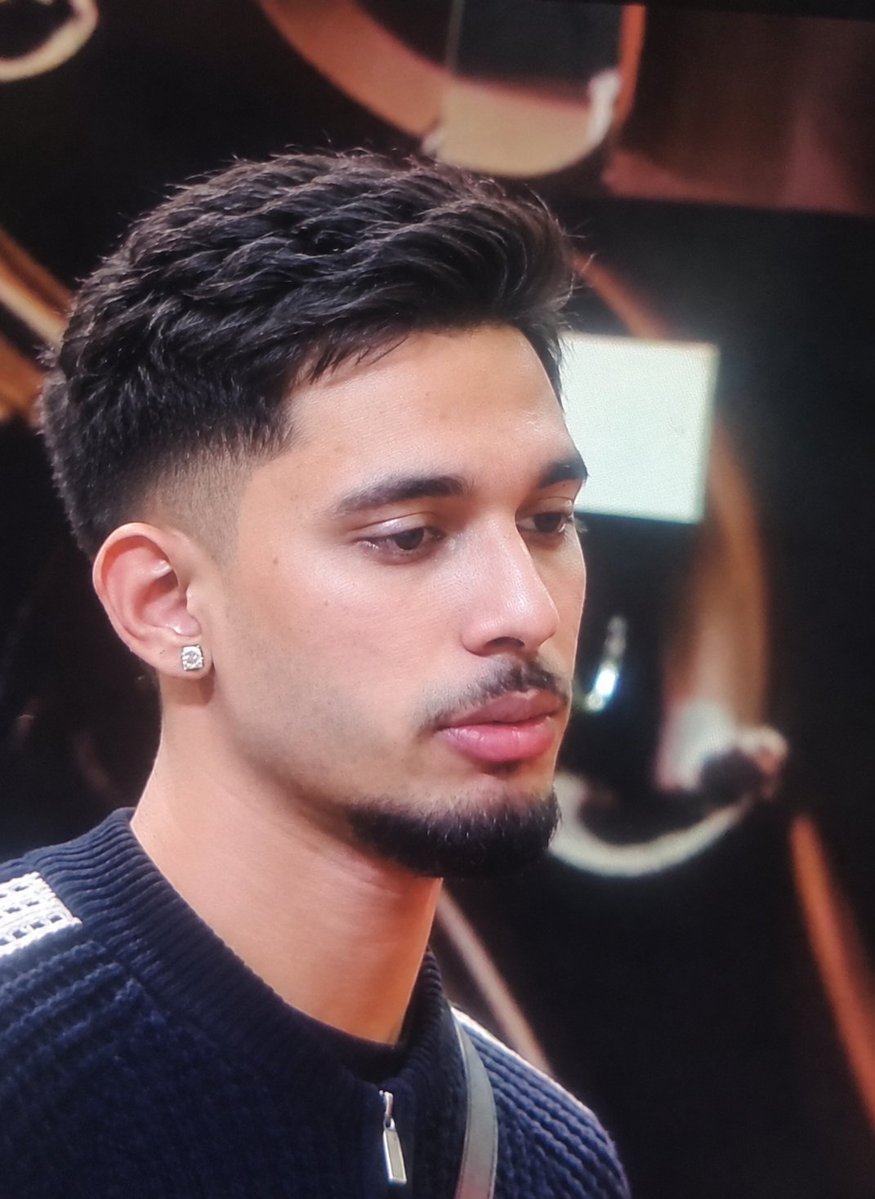 suntexts's tweet photo. Please, just change the hairstyle once… humble request.

This is the reason people are not seeing his real face 😭

#yungDsa . #BiggBoss20. #BB20 https://t.co/lP567brkwQ