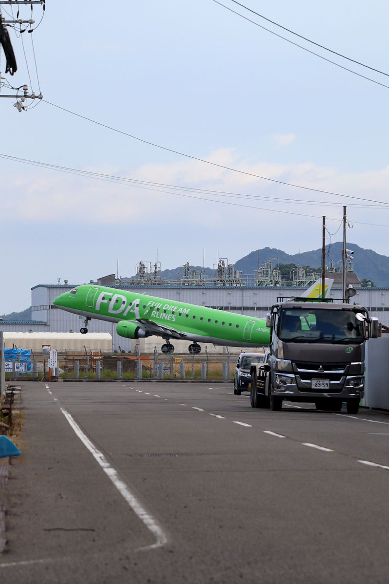 TWILIGHT0241's tweet photo. 先日のチャーター便✈️⸒⸒⁡
⁡⁡
⁡FDA Embraer E175STD JA08FJ⁡
⁡ティーグリーン🟢飛び出し🛫⁡
⁡⁡
⁡まぁまぁ上がってくれたけど 
トラックで尾翼が隠れた😅⁡
⁡⁡
⁡2026.9.10 MYJ/RJOM⁡ https://t.co/LjVRCUagUL