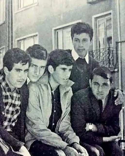 TOPRAK_2_'s tweet photo. TAYİNCİ ÇOCUĞU TAHSİN 
Hele bi bak Tahsin 
Tahsin'in babası subaydı. Tayinci çocuğu derlerdi. Erzurum'a gittiler okul yıllarında. Bir oda, beş sınıf; ikiden başladı. Konuşmadı, konuşamadı; okuyamadı da...
Derken yine tayin; Erzurum'dan Kayseri'ye...
▫️
Okuyamayan, konuşmayan Tahsin'i birinci sınıfa geri çektiler. Birinci sınıflarda Aliye Öğretmen vardı. Kekemelik tutmuştu Tahsin'i... Her gün, bütün çocuklar gittikten sonra Aliye Öğretmen Tahsin'le çalıştı, konuşma çalıştılar. Bir buçuk yıl sürdü bu konuşma talimleri...
▪️
Birgün Aliye Öğretmen;
"Senin en kolay söylediğin kelime nedir," diye sordu.
"Hele'dir öğretmenim"
"Peki, bu kelimenin arkasına kelime ekleyerek konuş, hele be, hele sen gel, hele git gibi..."
"Hele be öğretmenim, hele sen gel öğretmenim."
Sorun çözüldü.
▫️
5'inci sınıfta okul birincisi oldu Tahsin. Aliye Öğretmen tuttu elinden bilgi yarışmalarına katıldı Tayinci çocuğu.
Yine tayin Kayseri'den İstanbul'a...
▪️
Okudu. Makine mühendisi oldu. Bir daha okudu. Gazetecilik Yüksek Okulu'nu bitirdi.
▫️
Yıllar sonra,
Kayseri PTT'den ismi Aliye olan ne kadar insan varsa hepsinin telefonunu aldı. Bir bir aradı.
▪️
"Aliye isminde, şu şekilde, şurada bir öğretmenim vardı, onu arıyorum..."
Yılmadı Tahsin.
Telefonlardan biri "bir akrabasının tanıma uyduğunu" söyledi ve ekledi "hep sizin adınızı söylerdi..."
▫️
İzini sürdü ve buldu.
Ellerinden öptü öğretmeninin...
▪️
Tahsin...
▫️
Reklamı sevmedi. Bir tıraş bıçağının tüm dünyada yayınlanacak reklamını da otomobil markasının reklamını da kabul etmedi. Şampuan, diş macunu, banka hepsine "hayır" dedi.
▪️
"Dünyada her şey para değildir," dedi.
▫️
Yine tayin...
Bu dünyadan 16 Eylül 2016'da tayini çıktı...
Hele bir gitti...
Hele Allah rahmet eylesin...
Hele saygıyla...
▪️
Tahsin!
Tahsin Tarık Üregül
▫️
Tarık AKAN diye bilinir.
Anısına saygıyla...