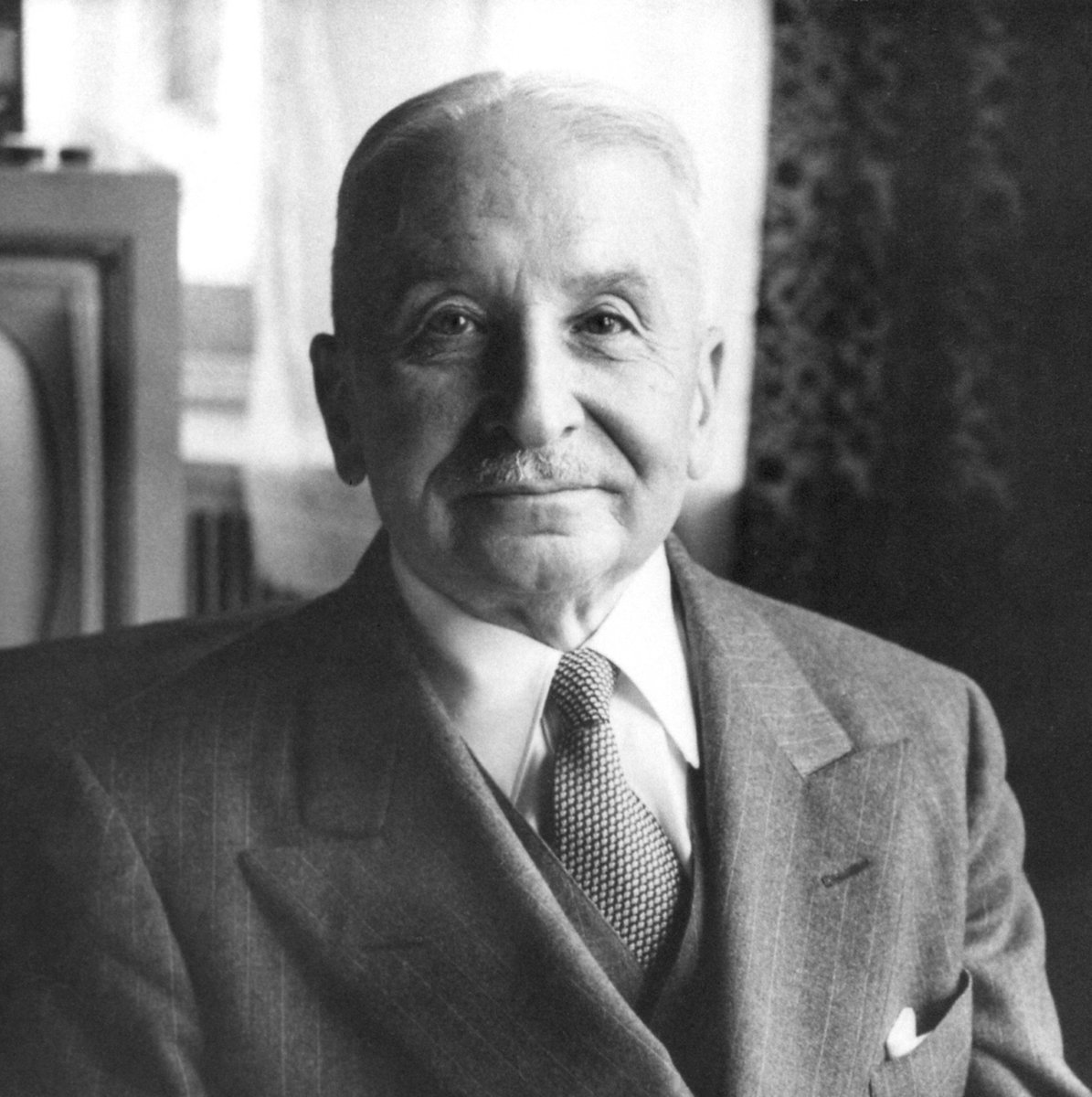 HistoryDailyyy's tweet photo. "Every socialist is a dictator in disguise".

*- Ludwig Von Mises https://t.co/I2w1ttbrWo