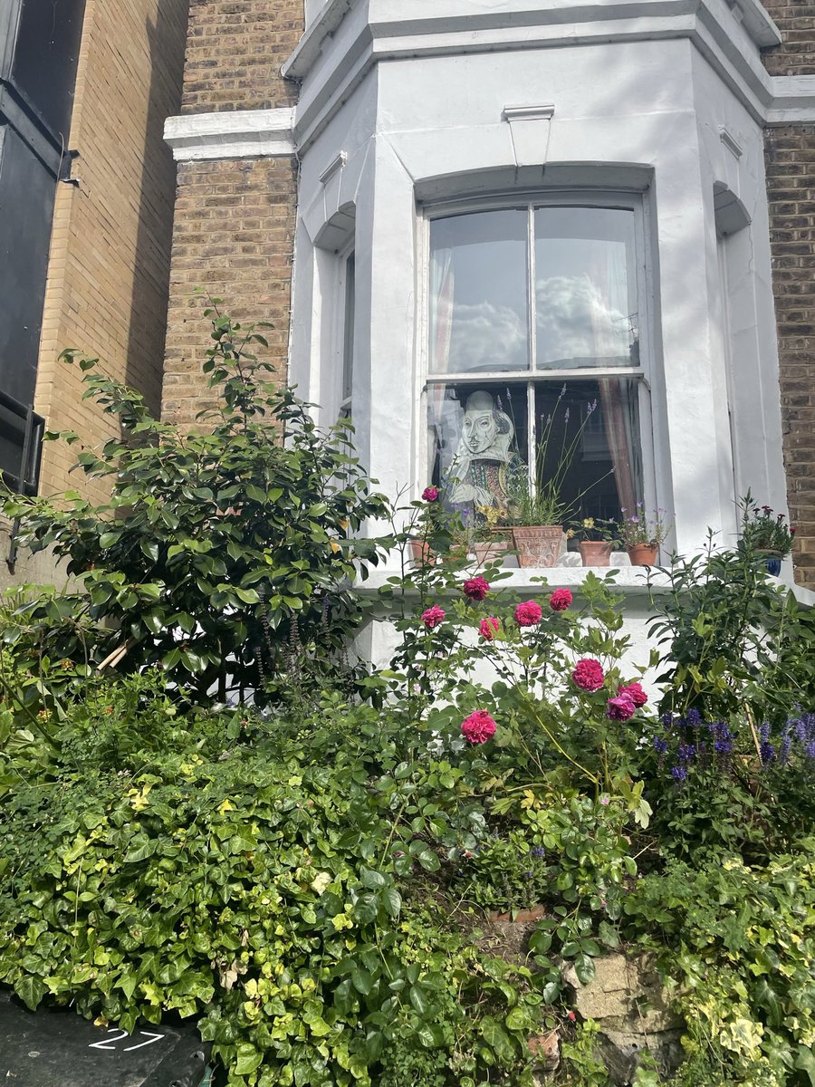 sharlesmalone's tweet photo. Was wonderful to see Shakespeare just gazing out of the window ☺️#WindowsOnWednesday &amp; #RosesOnWednesday 

📍Hampstead Heath https://t.co/urMRYoKVx7