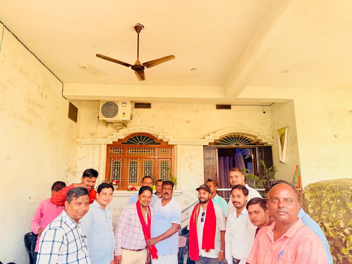 Team_BRVAS's tweet photo. बिहार राज्य विद्यालय अध्यापक संघ(BRVAS )मुजफ्फरपुर इकाई के प्रतिनिधिमंडल ने आज प्रदेश कोषाध्यक्ष (सह तिरहुत प्रभारी) रवि सिंह के नेतृत्व में कुढ़नी विधायक सह बिहार सरकार के पर्यटन मंत्री जी से मुलाकात कर बिहार के शिक्षकों को सातवें वेतन आयोग(7th pay )के अनुरूप वेतनमान (Pay Level-6 से Level-9) प्रदान किए जाने की मांग को प्रमुखता से रखा।
मंत्री महोदय ने शिक्षक प्रतिनिधिमंडल की बातों को गंभीरता से सुना तथा शिक्षकों की मांग को उचित मंच पर रखने एवं सरकार तक पहुंचाने का आश्वासन दिया।
मंत्री जी ने संगठन के जिला इकाई के अध्यक्ष ओमप्रकाश जी,जिला महासचिव कृष्ण भारती जी सहित पूरी कमेटी को शुभकामनाएं भी दी।
संघ ने कहा कि शिक्षक संघर्�� नहीं, समाधान चाहते हैं।
इस अवसर पर जिला अध्यक्ष ओम प्रकाश मिश्रा , जिला महासचिव कृष्णा भारती पासवान, जिला संयोजक रितुराज सिंह, जिला उपाध्यक्ष अमित रंजन, जिला मीडिया प्रभारी पप्पू कुमार, जिला मुख्य प्रवक्ता विशाल राणा, जिला सोशल मीडिया प्रभारी मुन्ना कुमार सहित संघ के अन्य शिक्षक प्रतिनिधि उपस्थित रहे।

 रवि सिंह 
प्रदेश कोषाध्यक्ष @imravisawarn
@Anish97098 @Bihartet19 @psthakur96 @btetctet