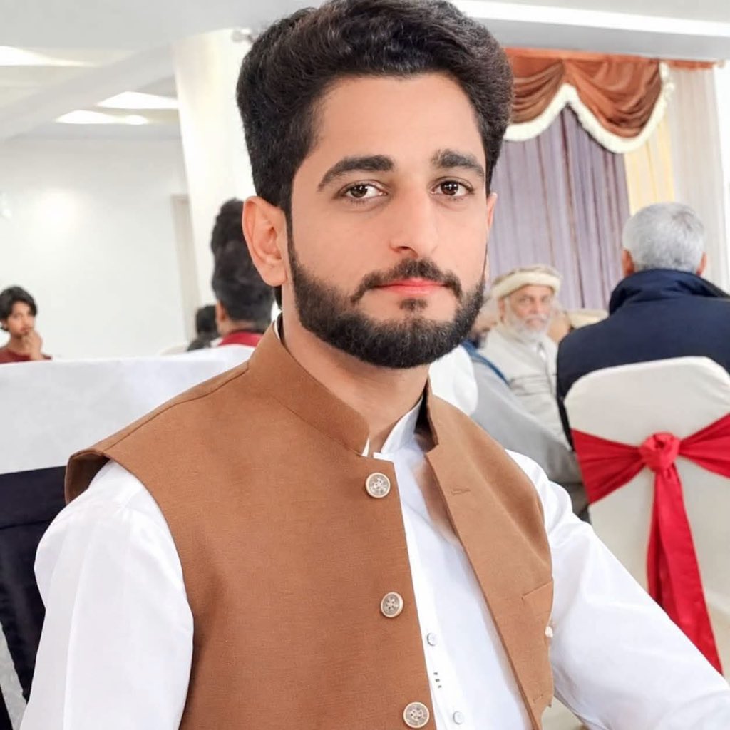Saminakhan4000's tweet photo. ایک اور غیرت مند باپ بیٹی کی حفاظت کرتے شہید

اشرف صاحب کی بیوی نے گھر آکر اپنے شوہر کو کہا کہ 
اشرف صاحب :آج تو حد ہوگئی آج تو ان دونوں اوباشوں نے سب کے سامنے غلط اشارے کیئے میں نے کہا بھی کہ میری بیٹی کو تنگ نہ کرو تو انہوں نے مجھے بھی غلیظ شارے کیئے  

ہوا یوں کہ اس بیچارے شخص کی بیٹی زرفشاں فاروقہ پنجاب کالج سرگودھا پڑھنے جاتی جاتی تھی کہ راستے میں ایک درزی گانے لگا کر اشارے کرتا 

لڑکی نے یہ بات ماں کو بتادی کل جب ماں بیٹی کو بس اسٹینڈ چھوڑنے گئی تو کلیم ﷲ درزی اور اس کے اوباش دوست معین بلوچ نے نازیبا اشارے کیئے ۔

جس پہ بچی کی والدہ صائمہ نے اپنے شوہر اشرف کو بتایا جس پہ اشرف نے کہا میں جاکر سمجھاتا ہوں 

جب اشرف ان کو سمجھانے گیا تو انہوں نے اشرف کو دھکے دیئے جس کی وجہ سے ساتھ نالے میں گر کر اشرف جوکہ پانچ وقت کا نمازی تھا 

موقع پہ شہید ہوگیا 

یوں ایک بی بیچارا باپ اپنی بیٹی اور بیوی کی عزت بچاتا ہوا اس دنیا سے رخصت ہوگیا 

ملزم کی اور اس کی دکان کے بورڈ کی تصویر پوسٹ میں ہے۔
آواز بلند کریں اور مظلوم کی بیوہ اور بیٹی کے دست وبازو بنیں۔

آپ بتائیں یہ کیس کس کو دینا چاہیئے اور ملزم کی کیا سزا ہونی چاہیئے 

😓😓😔😪😪