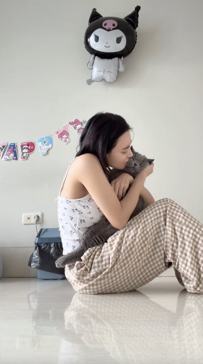 insidefolkative's tweet photo. Momen Wika Salim lagi main sama Kucing peliharaannya, itu kok bisa gembul banget ya kucing nya gemes banget yaa🥰 https://t.co/G9OXJfFXy9