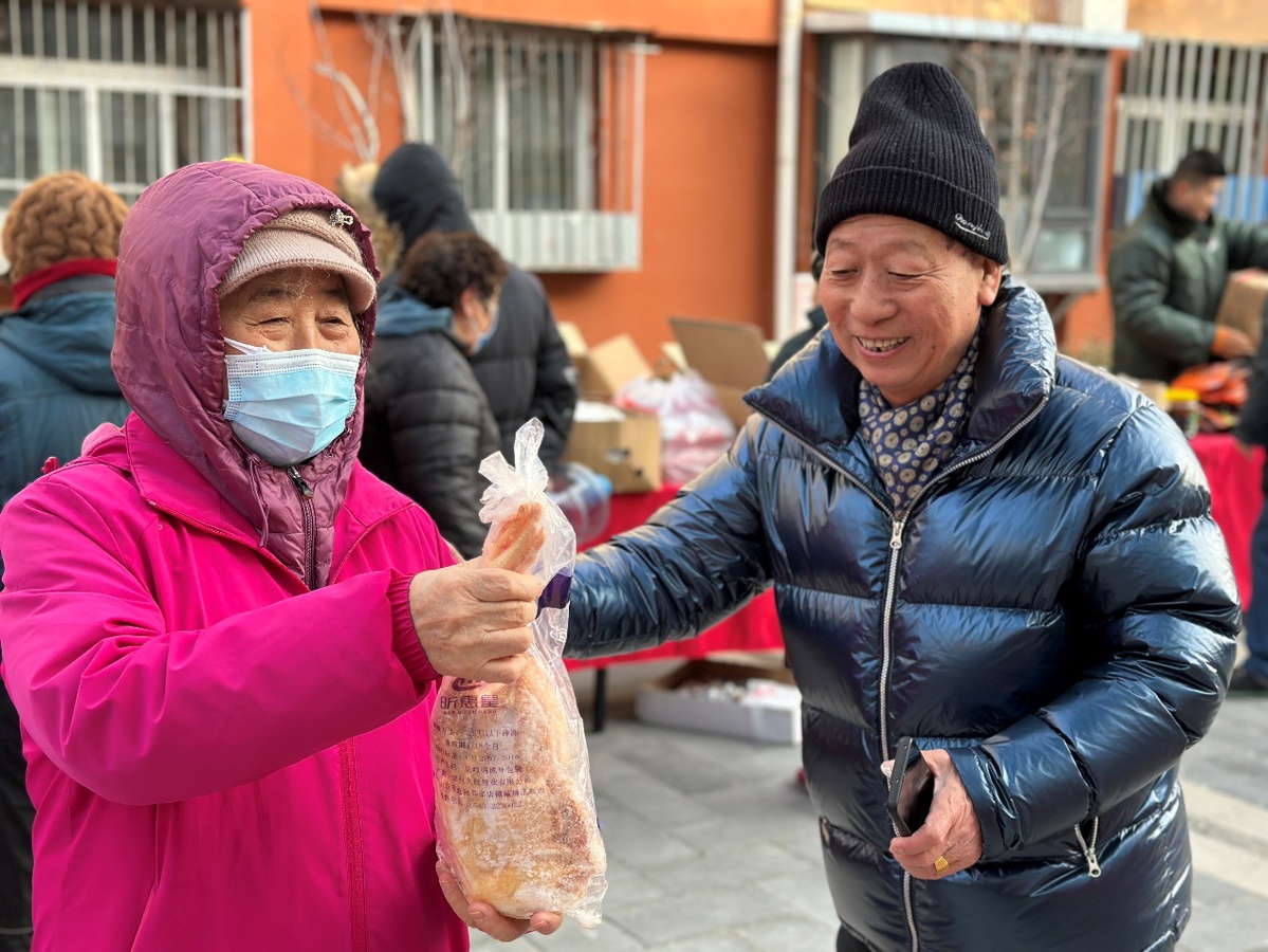 rowea774141's tweet photo. Hot soup + snowy day = perfect neighborhood care! Dropped off homemade chicken noodle soup to my elderly neighbor who couldn’t go out today. Warm hands, warmer hearts—love how small acts connect us!， https://t.co/LoO2NLMMEW