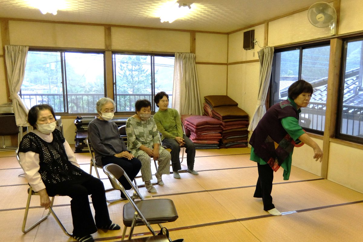 kannashakyo's tweet photo. 本日���ひなたぼっこの会は黒田地区の皆さんで｢輪投げ｣
｢ヨッ！・ヨッ！｣と一生懸命投げていましたが、高得点が取れなかっため、｢昔は上手だったのに｣と悔しがっていました。プレイ中も「残念｣や｢惜しいね｣と声をかけながら楽しんでいました。

#神流町 #ミニデイサービス #輪投げ https://t.co/kWLtdJZZ0R