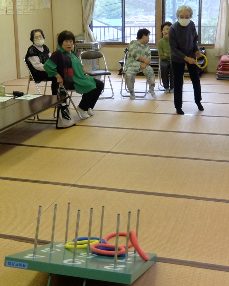 kannashakyo's tweet photo. 本日���ひなたぼっこの会は黒田地区の皆さんで｢輪投げ｣
｢ヨッ！・ヨッ！｣と一生懸命投げていましたが、高得点が取れなかっため、｢昔は上手だったのに｣と悔しがっていました。プレイ中も「残念｣や｢惜しいね｣と声をかけながら楽しんでいました。

#神流町 #ミニデイサービス #輪投げ https://t.co/kWLtdJZZ0R