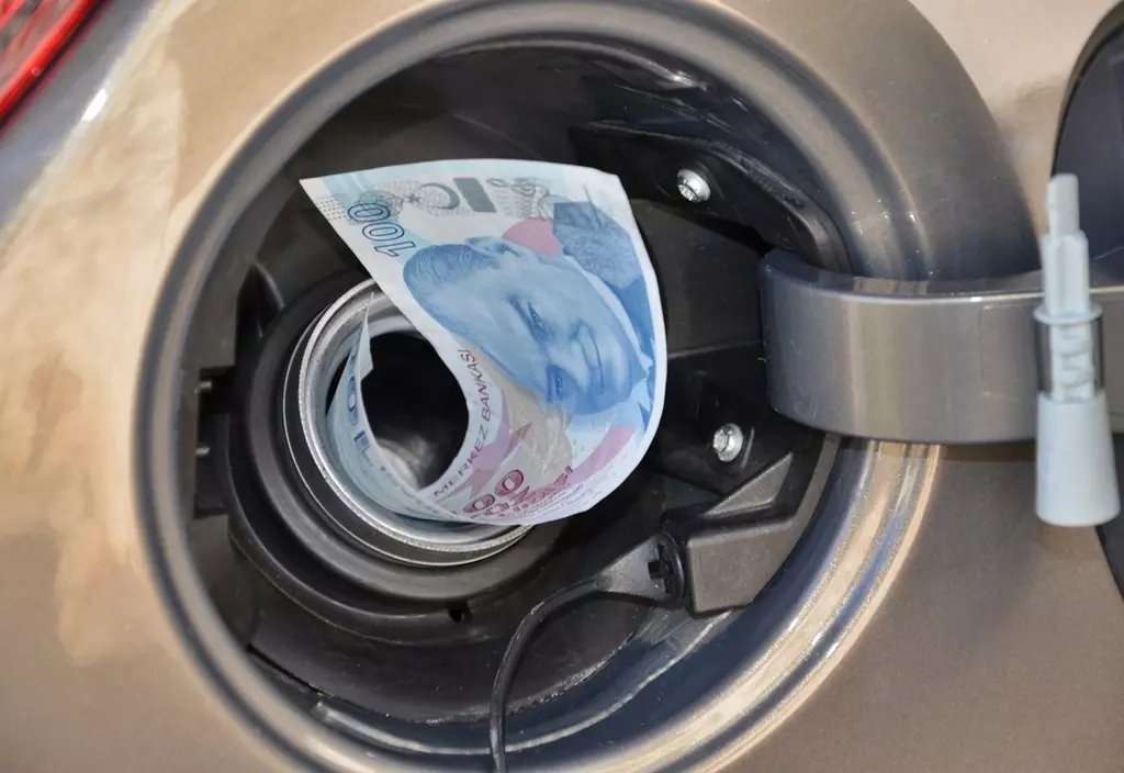 Haber's tweet photo. Motorine bu gece 4.62 TL zam gelmesi bekleniyor.

Zam gelmesi halinde ilk defa yakıt fiyatı 100 TL'yi aşacak. (ANKA) https://t.co/h0pLNFxGzk