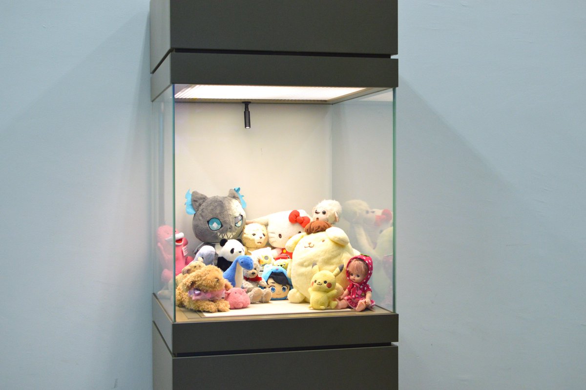 swedish2026's tweet photo. 【#スウェーデン絵画展 ぬいぐるみお泊まり会】
 
学芸員のお仕事を体験してみよう！
ぬいぐるみたちだけ特別に、美術館の裏側へ潜入🤫
額縁の中にみんなで収まってみたり、展示ケースの中を体験してみたり……
この道具は何に使うものかな？見たことのない道具がいっぱい！
素敵な展覧会を作り上げるためは、たくさんのヒミツ道具があるんですね🧐
 
📍展覧会情報はこちら➡https://t.co/qXAqntMCfQ
 
#スウェーデン絵画 #ぬいぐるみお泊まり会 #愛知県美術館