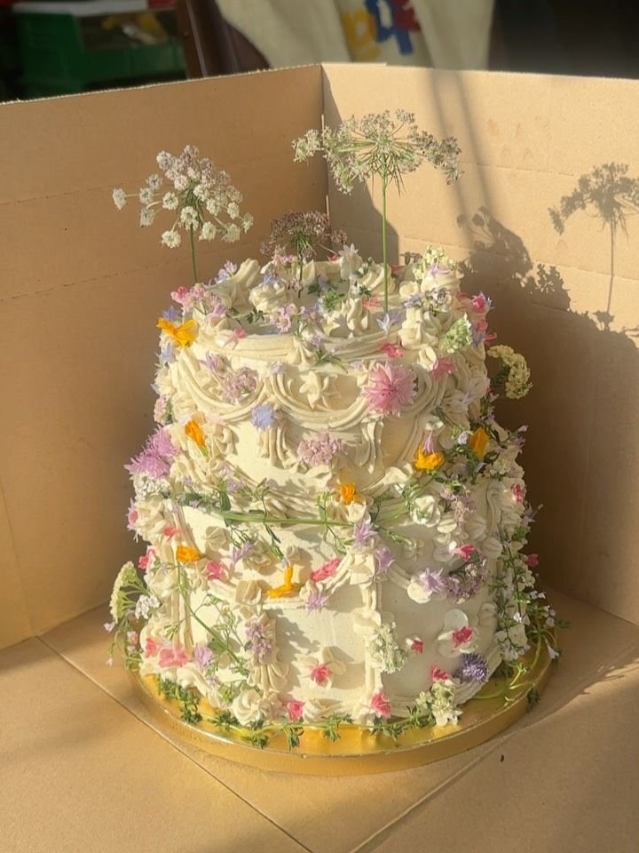 silenttearthh's tweet photo. Flower cake https://t.co/WUsktXnDyk