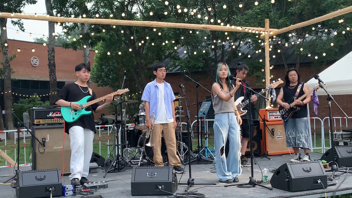 pipkg532211's tweet photo. Just caught the indie band’s rooftop show—raw vocals + city skyline vibes = perfect Tuesday pick-me-up ， https://t.co/1vhiSNY5Qs
