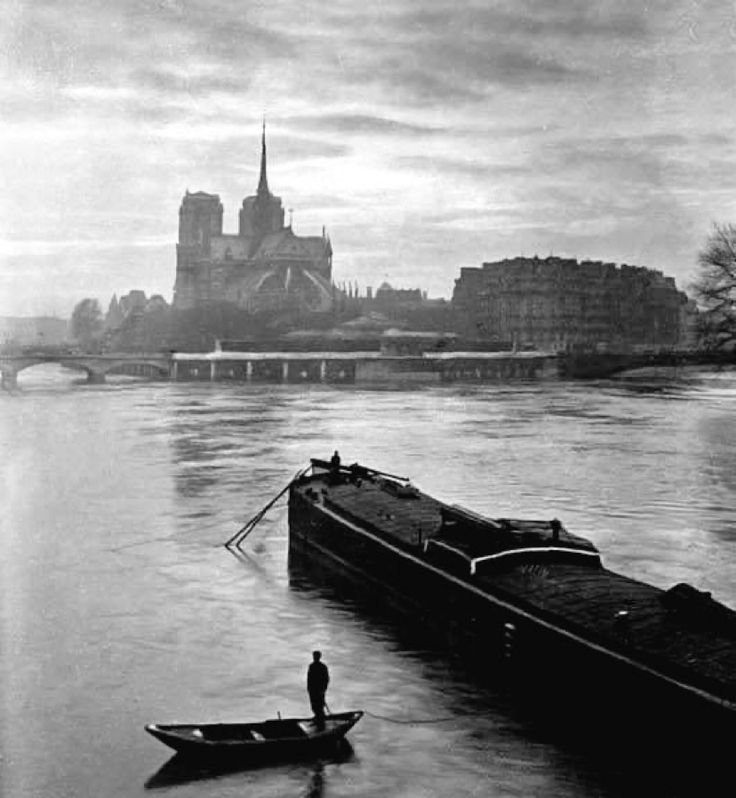 ParisAMDParis's tweet photo. 📸 Yvon. 
La Seine et Notre-Dame 
Années 1920. Paris https://t.co/QVVQuKecBU