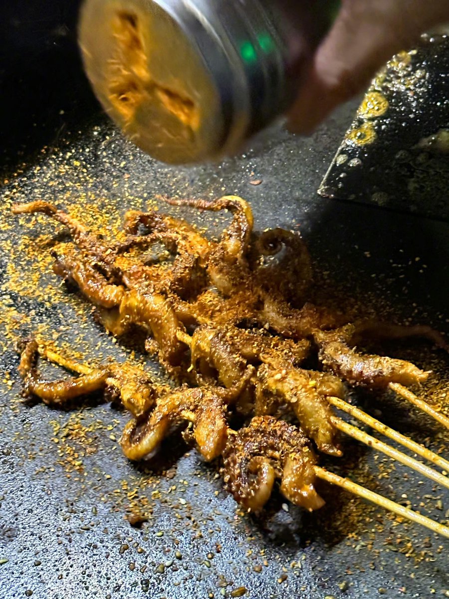estela_vanzan's tweet photo. Craving late-night street snack This crispy fried squid skewer with spicy sauce hits different—warm, savory, and perfect for a quick bite! https://t.co/Z7AqV9adhz