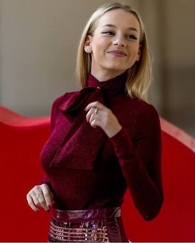 kir_thi's tweet photo. Spanish beauty Ester Expósito 😍😻🩷💕🫰in season 1 of #Elite (Carla)🫶 @EsterExpositto @iesterexposito @_Exposito_Ester reminds me of @bestoflupe Justine Lupe (Nobody wants this) https://t.co/5ypDP5h8o3 https://t.co/0HNozw36VD