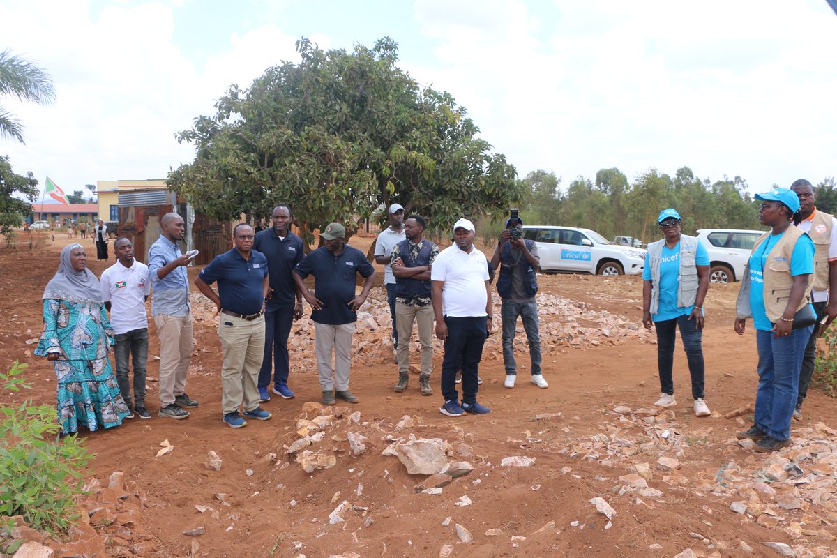 UNICEF_Burundi's tweet photo. En visite au 🇧🇮, la délégation de @LDSchurch a constaté l’impact des investissements #WASH réalisés avec @UNICEF &amp; @Burundi_Gov à #Buhumuza: des écoles &amp; centres de santé plus sûrs, une meilleure hygiène &amp; plus de dignité pour les enfants.#LDSC &amp; #UNICEF un partenariat qui compte https://t.co/GskFu1uSUi