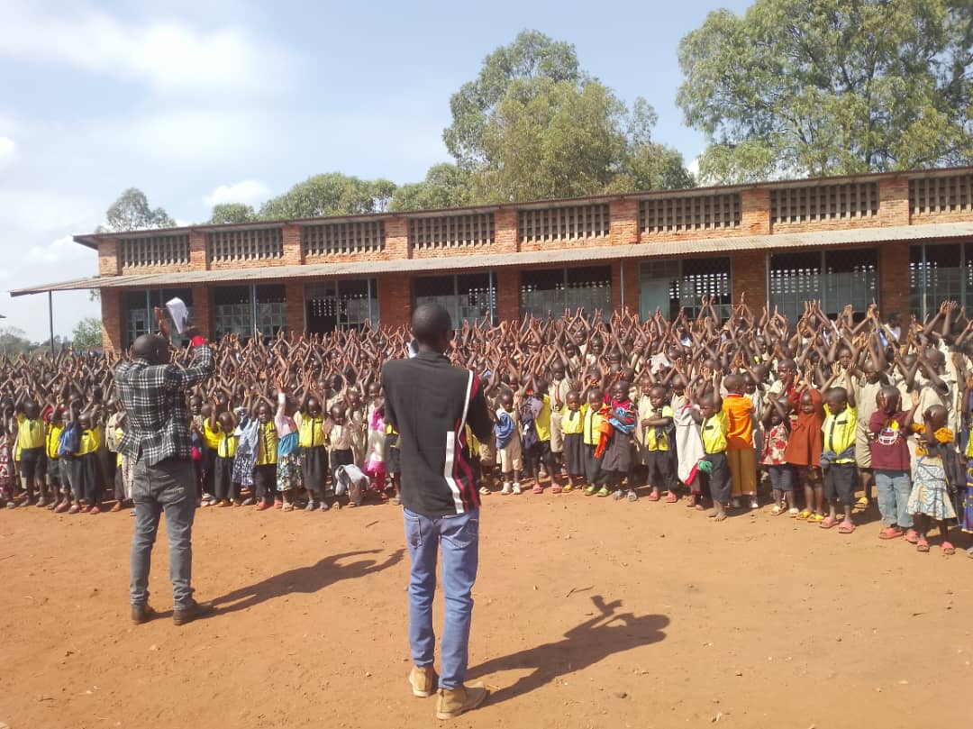 UNICEF_Burundi's tweet photo. En visite au 🇧🇮, la délégation de @LDSchurch a constaté l’impact des investissements #WASH réalisés avec @UNICEF &amp; @Burundi_Gov à #Buhumuza: des écoles &amp; centres de santé plus sûrs, une meilleure hygiène &amp; plus de dignité pour les enfants.#LDSC &amp; #UNICEF un partenariat qui compte https://t.co/GskFu1uSUi