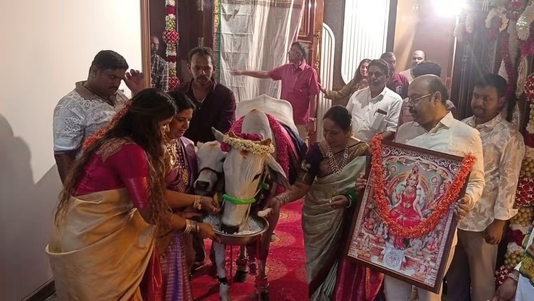 ajit_gudashi's tweet photo. ಸಿದ್ದರಾಮಯ್ಯ ಮನೆ ಗೃಹ���್ರವೇಶ; ಗೋಪೂಜೆ, ಲಕ್ಷ್ಮೀದೇವಿ ಫೋಟೋ ಜೊತೆ ಬಂಗ್ಲೆಗೆ ಎಂಟ್ರಿ

#justsaying https://t.co/N1JuHjuuqP