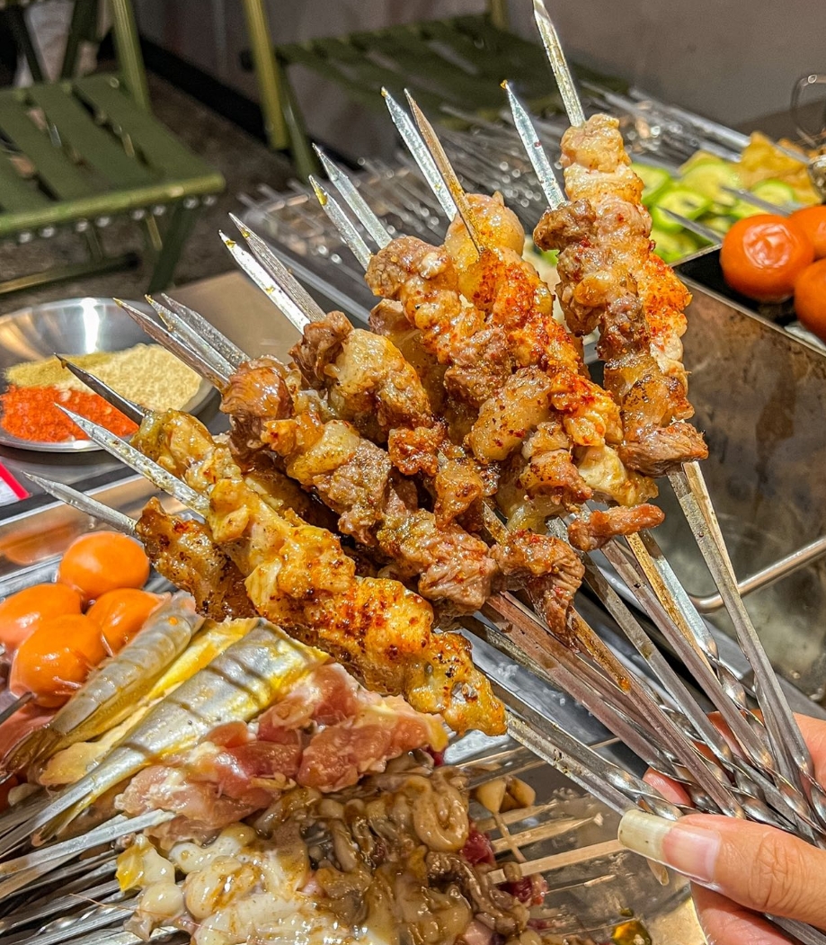 thorc069026's tweet photo. Nothing hits the spot like warm crispy Chinese fried skewers on a cold evening  Street food magic at its finest!， https://t.co/ToEKiZmrnz