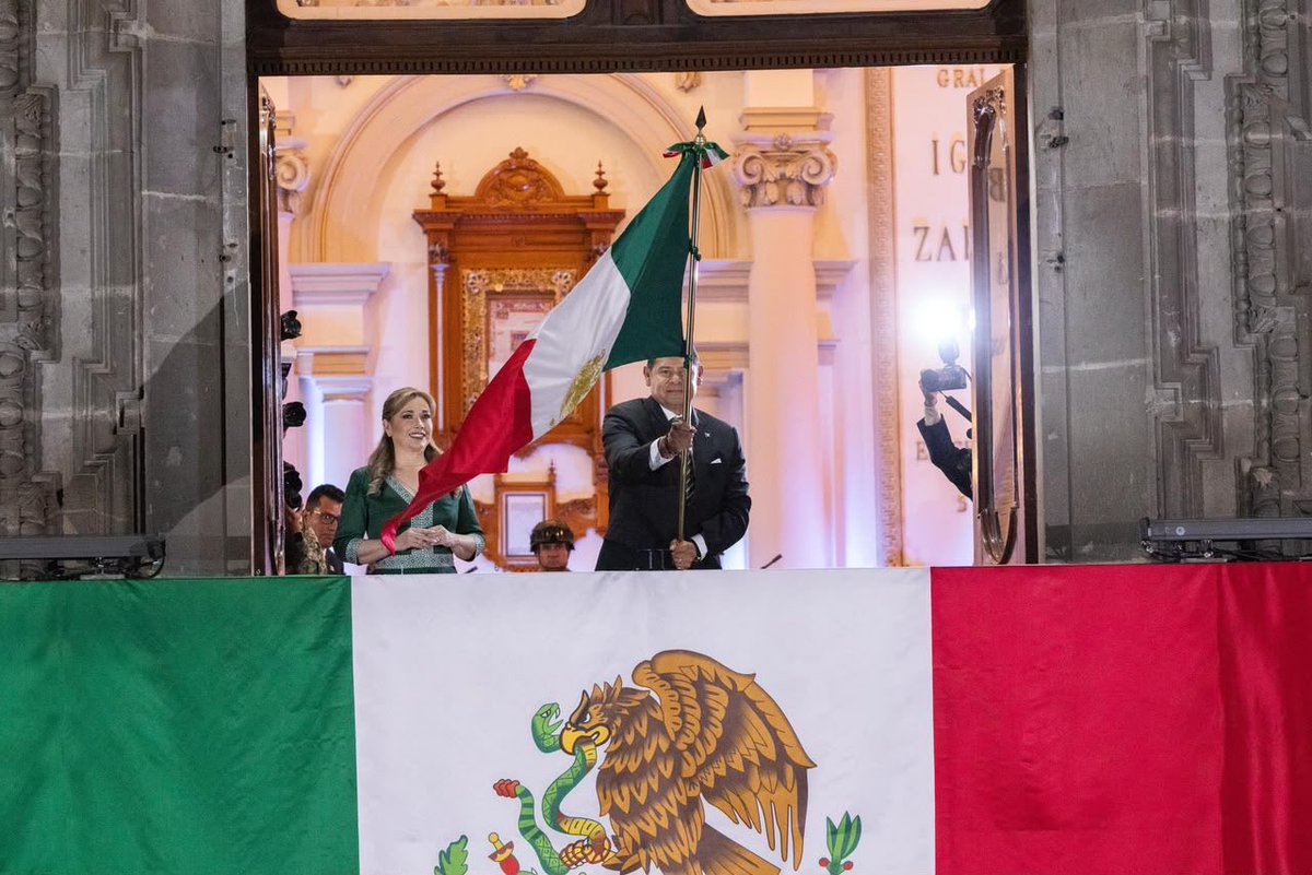 armentapuebla_'s tweet photo. Una noche para celebrar, recordar y sentirnos orgullosos de nuestras raíces. 🇲🇽

Qué gusto vivir este momento junto a las y los poblanos. ¡Viva México! ❤️ https://t.co/XZUVevkRn5