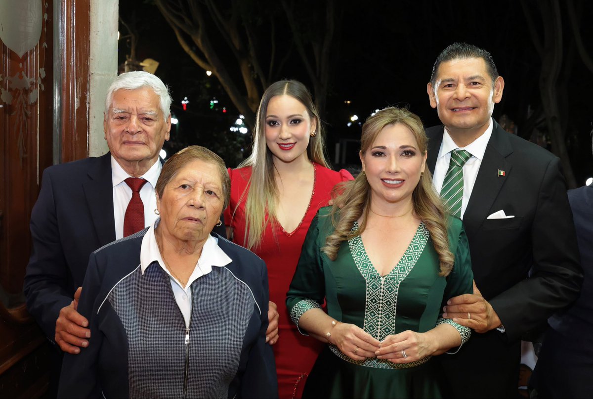 armentapuebla_'s tweet photo. Una noche para celebrar, recordar y sentirnos orgullosos de nuestras raíces. 🇲🇽

Qué gusto vivir este momento junto a las y los poblanos. ¡Viva México! ❤️ https://t.co/XZUVevkRn5