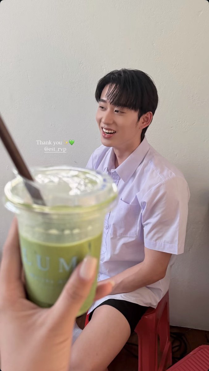 imnotblooming's tweet photo. น้องต้นหน หรือ ceo lumi matcha สั่งชาเขียวเลี้ยงพี่ ๆ หรอจิ๋ว เอ็นดูมากกกกกกกก 👼🏻🤏🏻🍵

#est_rvp @EstRvp
#SurfNLoveQ2 #SurfNLove https://t.co/s7qD6pUDQJ