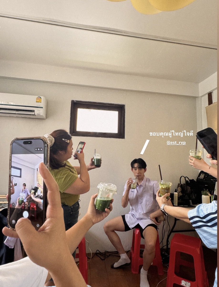 imnotblooming's tweet photo. น้องต้นหน หรือ ceo lumi matcha สั่งชาเขียวเลี้ยงพี่ ๆ หรอจิ๋ว เอ็นดูมากกกกกกกก 👼🏻🤏🏻🍵

#est_rvp @EstRvp
#SurfNLoveQ2 #SurfNLove https://t.co/s7qD6pUDQJ
