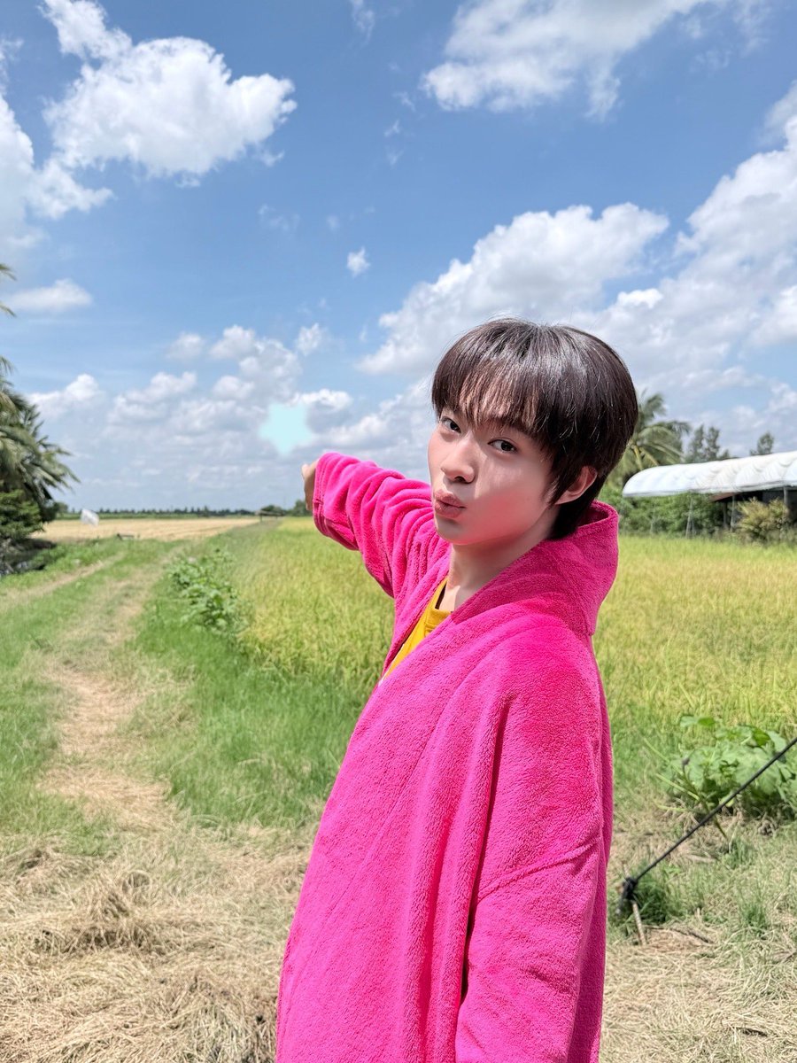 HUGELHEESeries's tweet photo. มนต์รักฮักอีหลี HUG E-LHEE : Somtum Rhapsody 🌶️🎙️

ตอนทำนา ~ ข้าชื่อ น้อยยย ~ พอเข้า Q5 ชื่อข้าเฟื่อง ~ เลื่องลือออ ~ เออ เอ้อ เอิง เอ่ย 🌾

มื้อนี้แม้แดดสิฮ้อนปานใด 🥵 แต่บักน้อยก็บ่หวั่น เพราะว่าบักน้อยนั่น ฮ็อตตตทึกว่าดวงตะเว็นอีกเด้อจ้าาา 🌞❤️‍🔥

ฝากพ่อแม่พี่น้อง เป็นกำลังใจให้หมู่เฮ้าด้วยเด้อจ้าาา 💚🩷

HUG E LHEE Q5
#มนต์รักฮักอีหลีQ5