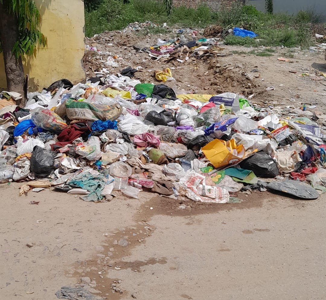 RakeshGuptaGGN's tweet photo. @MunCorpGurugram @DC_Gurugram huge garbage piled up outside 1614-1615/15-II.Despite repeated request to concerned person Mr.Bansi Lal Sanitary inspector no action is taken. Persistent problem mcg to find permanent solution of it. Please do something as it making us sick. https://t.co/9oigiXOhFE