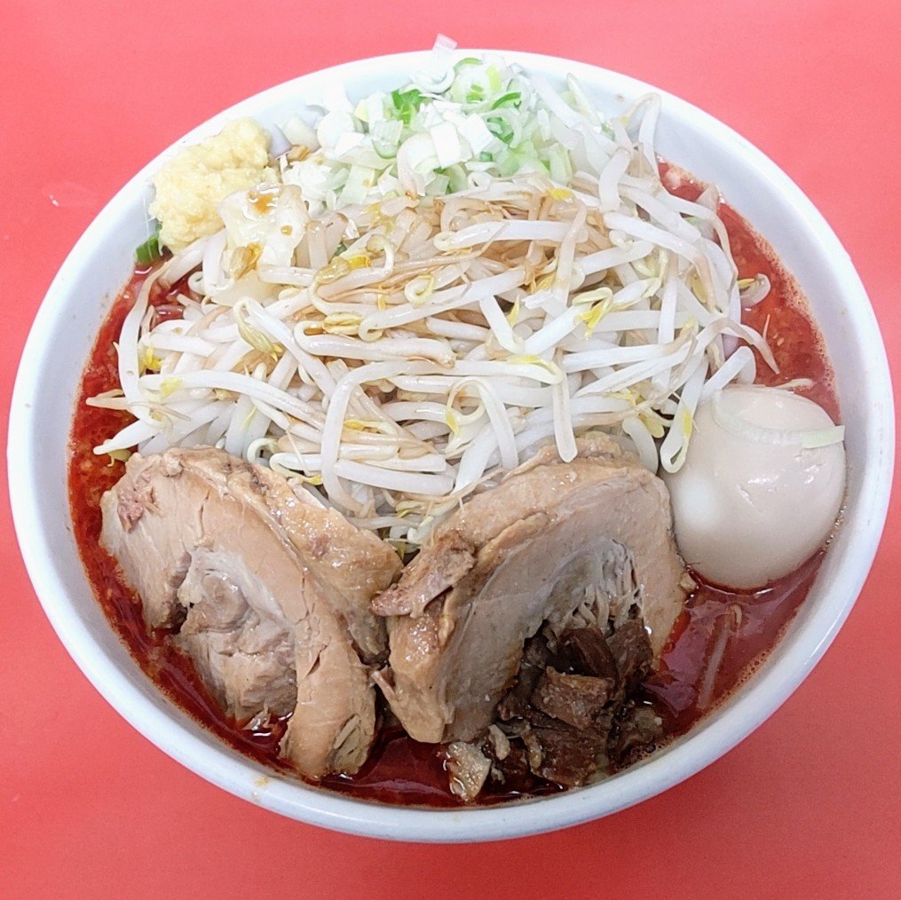 109482yamaotoko's tweet photo. らー麺 ぶたのジョー@草加市
「ラーメン(辛)小＋豚1枚」
コールはヤサイチョイ増し 
ネギ ショウガ 
お昼に訪問🥢
旨辛スープに古丹製麺さんのムチムチ太麺の相性バッチリで豚は味染み柔らかで増やして大正解です😊
いつも味玉感謝です😆
ご馳走さまでした🙇‍♂️ https://t.co/FW6BRD1owy