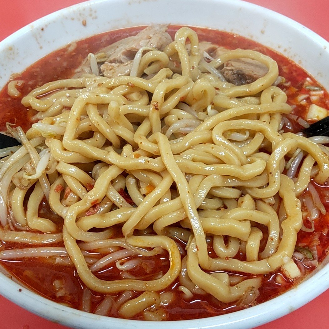 109482yamaotoko's tweet photo. らー麺 ぶたのジョー@草加市
「ラーメン(辛)小＋豚1枚」
コールはヤサイチョイ増し 
ネギ ショウガ 
お昼に訪問🥢
旨辛スープに古丹製麺さんのムチムチ太麺の相性バッチリで豚は味染み柔らかで増やして大正解です😊
いつも味玉感謝です😆
ご馳走さまでした🙇‍♂️ https://t.co/FW6BRD1owy
