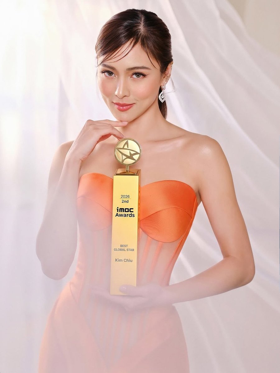 imbcenews's tweet photo. 필리핀 킴 치우(Kim Chiu), '베스트 글로벌 스타' 우뚝 서 국위선양 [인터뷰M]
#킴치우 #KimChiu #필리핀 #iMBC어워즈 #베스트글로벌스타 #투표 #우승 #우승소감 #iMBC연예

킴 치우는 '제2회 iMBC어워즈'에서 베스트 글로벌 스타 부문 우승을 차지했다. 국가와 언어의 경계를 넘어 세계 팬들이 직접 최고의 글로벌 스타를 선택했다는 점에서 의미를 더한다.

킴 치우 역시 한국에서 전해진 수상 소식에 각별한 의미를 부여했다. 그는 iMBC연예와의 인터뷰에서 "제2회 iMBC어워즈에서 '베스트 글로벌 스타'상을 받게 되어 우선 정말 영광스럽고 감사드린다"고 소감을 밝혔다.

특히 한국에서 받은 상이라는 점에 기쁨을 드러냈다. 킴 치우는 "한국에서 열린 iMBC어워즈를 통해 이렇게 뜻깊은 상을 받게 되어 큰 기쁨이자 영광"이라며 "국경을 넘어 항상 따뜻한 사랑과 응원을 보내주시는 전 세계 모든 팬 여러분께 진심으로 감사의 말씀을 전하고 싶다"고 말했다.

이어 팬들의 사랑에 더 좋은 활동으로 보답하겠다고 약속했다. 그는 "앞으로도 다양한 활동을 통해 더욱 좋은 모습을 보여드리고, 여러분께서 보내주신 사랑에 보답할 수 있도록 항상 최선을 다하겠다"고 전했다.

🔗https://t.co/27qoSez5I6
