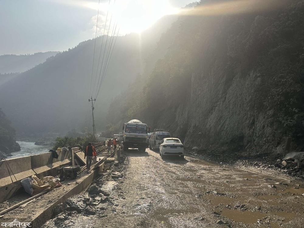 SaNewsNepal's tweet photo. कृष्णभीरमा नयाँ ट्र्याक निर्माण सम्पन्न, असोज १ देखि दुईतर्फी यातायात | SA NEWS NEPAL 
#Krishnabhir #NagdhungaMuglin #PrithviHighway #NepalNews #BalenShah #RoadUpdate #RoadConstruction #KathmanduMuglinRoad #BreakingNews #LatestNews #NepalUpdate #TrafficUpdate #Infrastructure https://t.co/NNbcY3DAmu