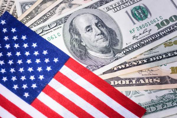 CerfiaFR's tweet photo. 🇺🇸💰 FLASH | Les revenus des Américains atteignent un niveau RECORD.

En 2025, le revenu médian des ménages a grimpé de 2,6 % malgré l’inflation, atteignant 87 460 dollars par an, soit environ 7 290 $ par mois. Concrètement, la moitié des ménages américains gagne davantage.

Le taux de pauvreté officiel est parallèlement tombé à 10,2 %, son plus bas niveau historique, même si 34,5 millions d’Américains restent sous le seuil de pauvreté.

Une autre mesure intégrant notamment le coût du logement et de la santé situe toutefois la pauvreté à 13,1 %. (BFMTV)