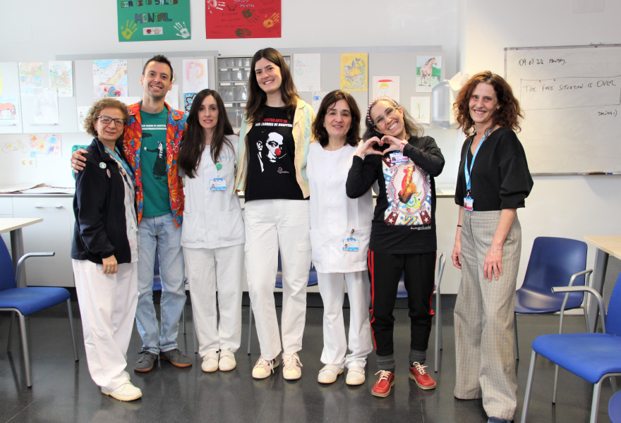 hersill_es's tweet photo. A veces, una sonrisa también puede abrir un espacio para expresarse

Por eso, en Hersill seguimos apoyando un año más a @Saniclown  y sus talleres de Improvisación y Clown en Psiquiatría.

En 2025 fueron 33 sesiones y 330 participaciones en el Hospital Infantil Universitario Niño Jesús. En 2026, el proyecto continúa en el Hospital Clínico San Carlos, con pacientes de Psiquiatría de Adultos y Adolescentes.

Porque humanizar la atención también significa crear momentos para jugar, compartir y desconectar.

👉 Descubre todos los detalles en nuestro blog.
https://t.co/QZRNythGjI

#Saniclown #SaludMental #Humanización