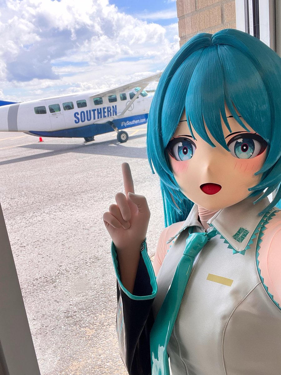 hibiki_echoes's tweet photo. 变娃坐飞机被机长拉着合影了，塑料大头使生活充满欢乐😆

#kigurumi https://t.co/8VDLqnjt6z