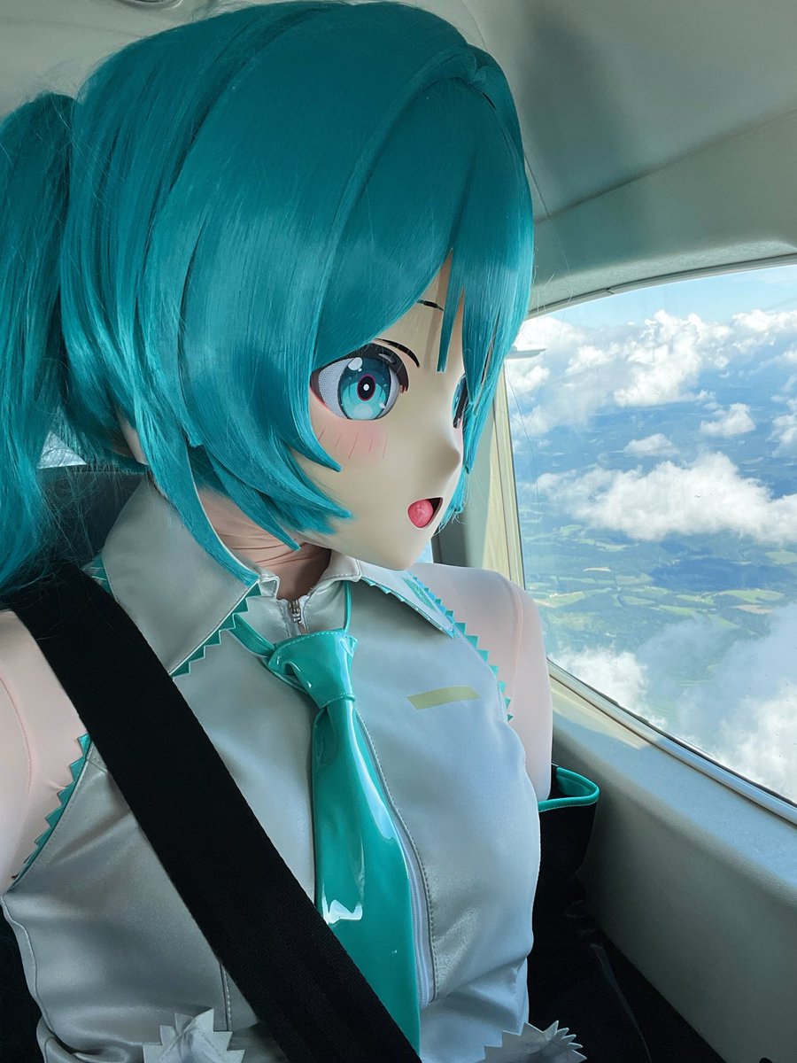 hibiki_echoes's tweet photo. 变娃坐飞机被机长拉着合影了，塑料大头使生活充满欢乐😆

#kigurumi https://t.co/8VDLqnjt6z